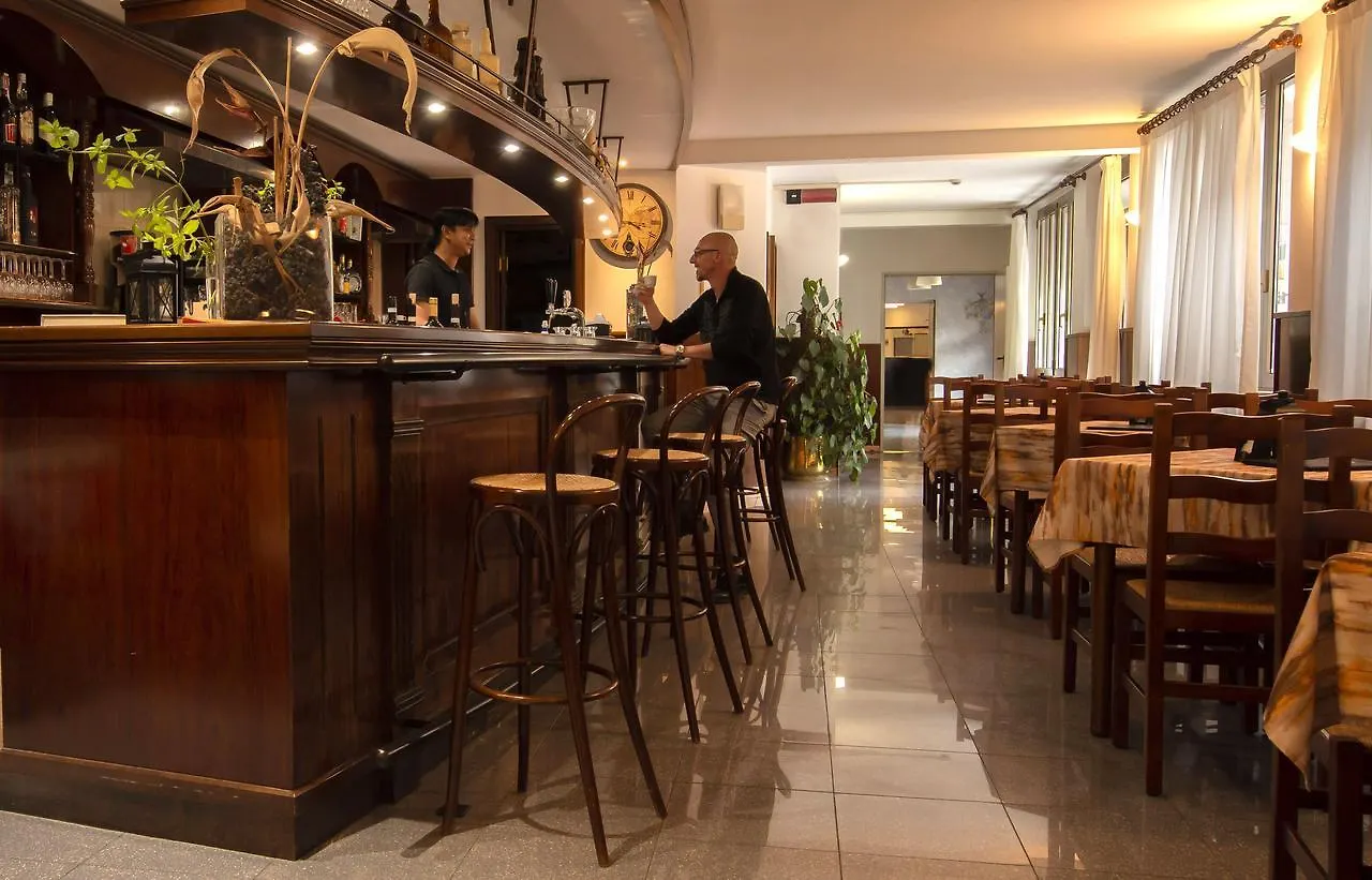 Hotel San Zeno سان زينو دي مونتانا 3*,